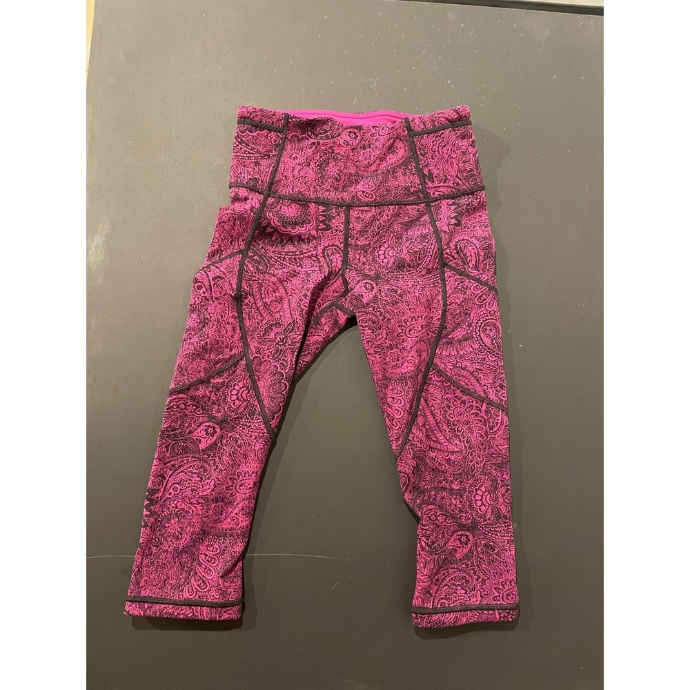 Lululemon Pink Paisley Print Capri Leggings Mesh Panels Pockets Women's